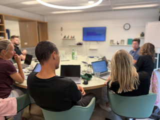 Training van Lumeo met het team van een adviseurskantoor aan de vergadertafel