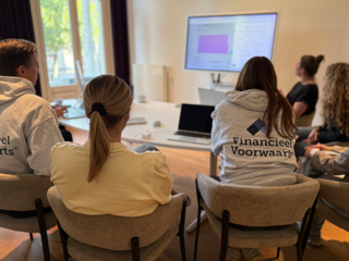 Team van een adviseurskantoor volgt een Lumeo training op kantoor